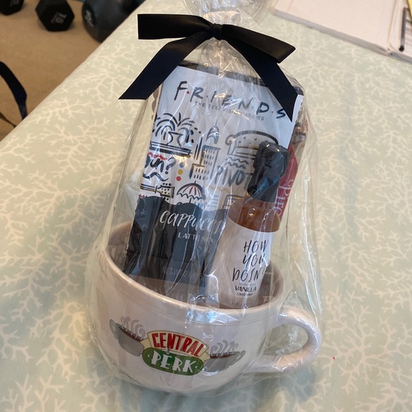 Other - ‘ Friends’ giant coffee cup cappuccino gift set ☕️